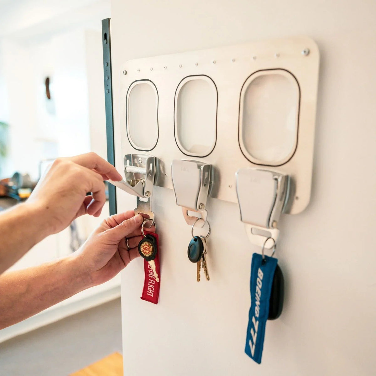 💯✈️ Aviation Style Key Holder – Buckle-Inspired Wall Mounted Key Organizer for Entryway & Home